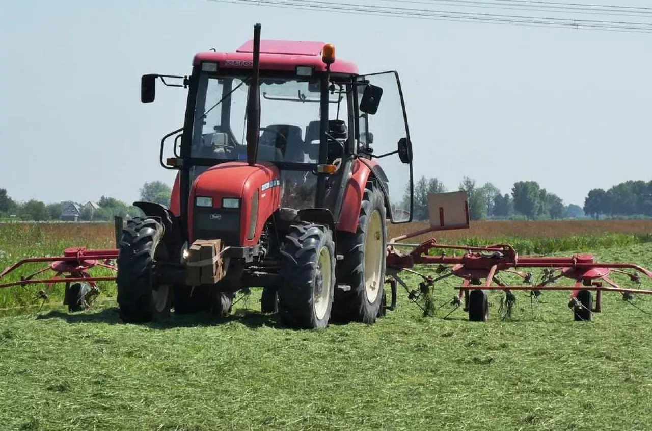 Pod Puławami 80-letni rolnik został przygnieciony przez ciągnik