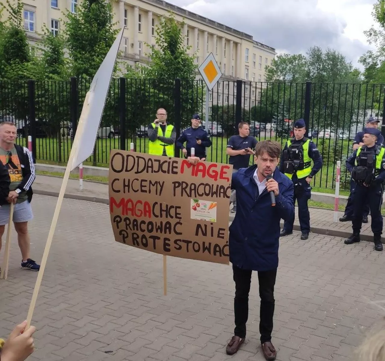 Protest rolnikow i ogrodnikow w Warszawie - protest pod MSWiA za sankcje na przetworce warzyw