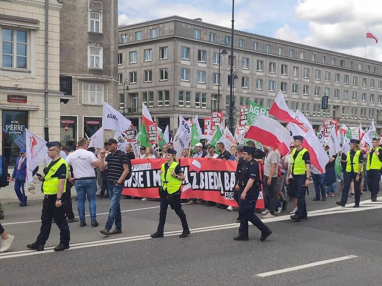 Rolnicy z AgroUnii protestowali w Warszawie przeciwko drozyznie