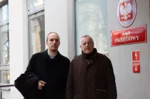 &lt;p&gt;Mec. Łukasz Lewandowski (z lewej) i Jan Korneluk przed sądem w Lublinie&lt;/p&gt;