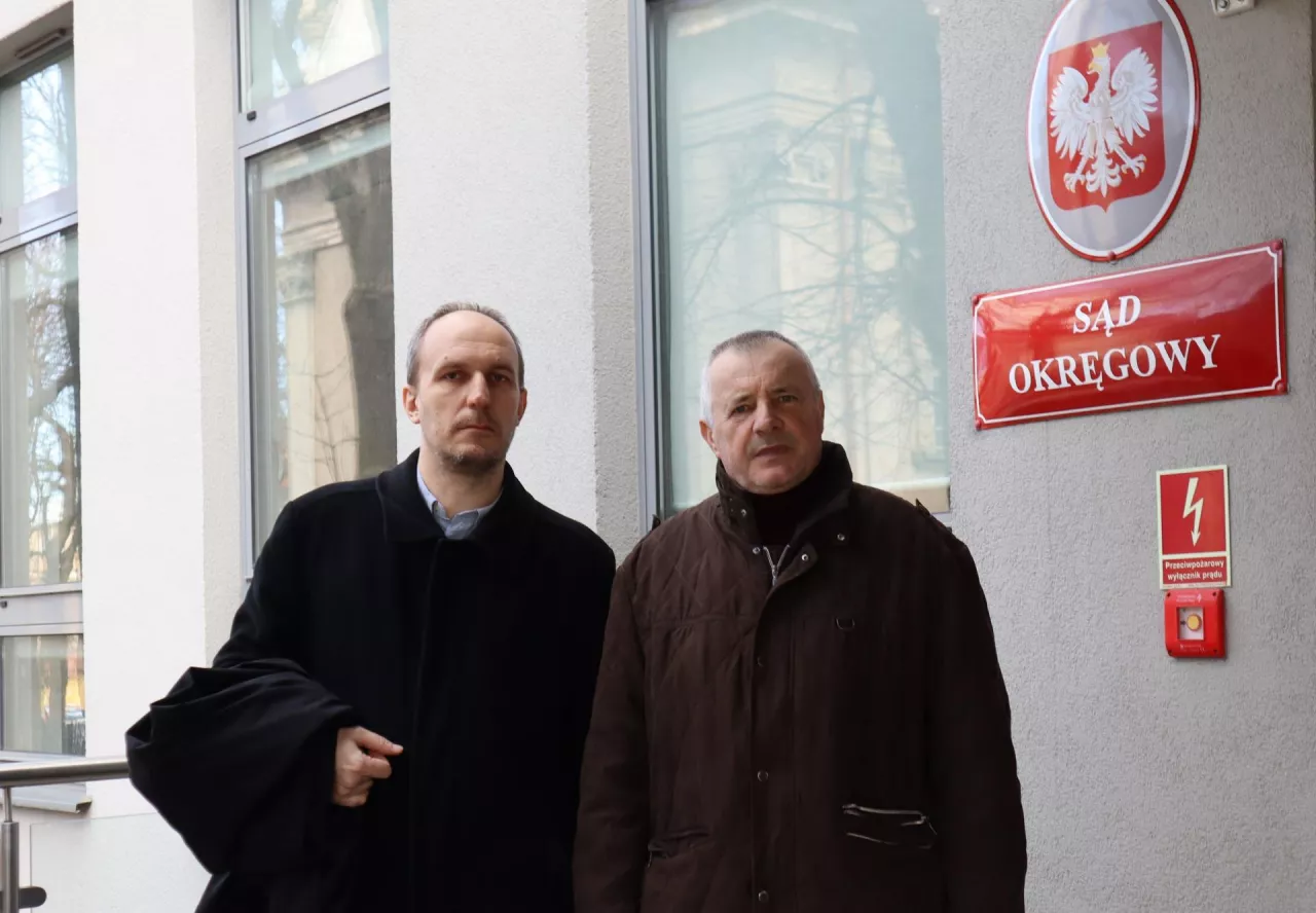 &lt;p&gt;Mec. Łukasz Lewandowski (z lewej) i Jan Korneluk przed sądem w Lublinie&lt;/p&gt;