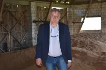 &lt;p&gt;Prezes Wiesław Żebrowski w swoim magazynie zbożowym, gdzie zalega jeszce 300 ton pszenicy&lt;/p&gt;