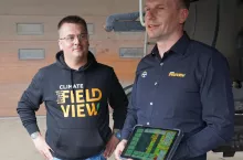 &lt;p&gt;Z lewej Marcin Bojanowski użytkujący od roku zestaw Yield Kit i Paweł Domachowski, doradca ds. produktów Climate FieldView. Jak podkreślał doradca, zestaw jest prosty w montażu i może go wykonać sam rolnik. Po montażu tzreba wgrać aplikację FieldView Cab na urządzenie mobilne z systemem iOS lub Android i w pole&lt;/p&gt;