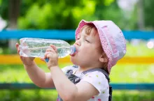 &lt;p&gt;Warto uczyć dziecko picia czystej wody, już kiedy jest kilkulatkiem. Możemy do tego przekonywać bardziej wymyślnymi pojemnikami czy naparami&lt;/p&gt;