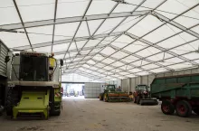 &lt;p&gt;Hale namiotowe mogą także funkcjonować jako obory. Wielu rolników użytkuje hale namiotowe jako garaże dla sprzętu rolniczego i hale ogólnorolnicze, w których jest wydzielona przestrzeń na przechowywanie płodów rolnych.&lt;/p&gt;