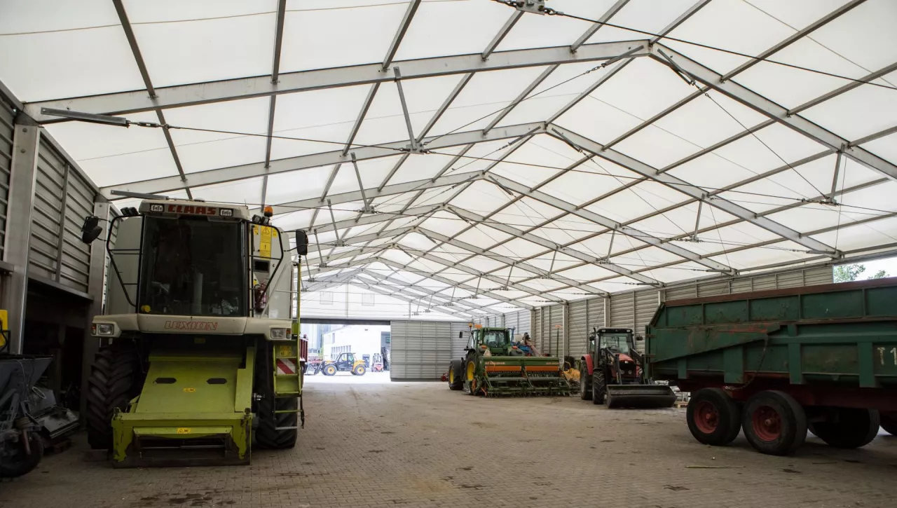 &lt;p&gt;Hale namiotowe mogą także funkcjonować jako obory. Wielu rolników użytkuje hale namiotowe jako garaże dla sprzętu rolniczego i hale ogólnorolnicze, w których jest wydzielona przestrzeń na przechowywanie płodów rolnych.&lt;/p&gt;
