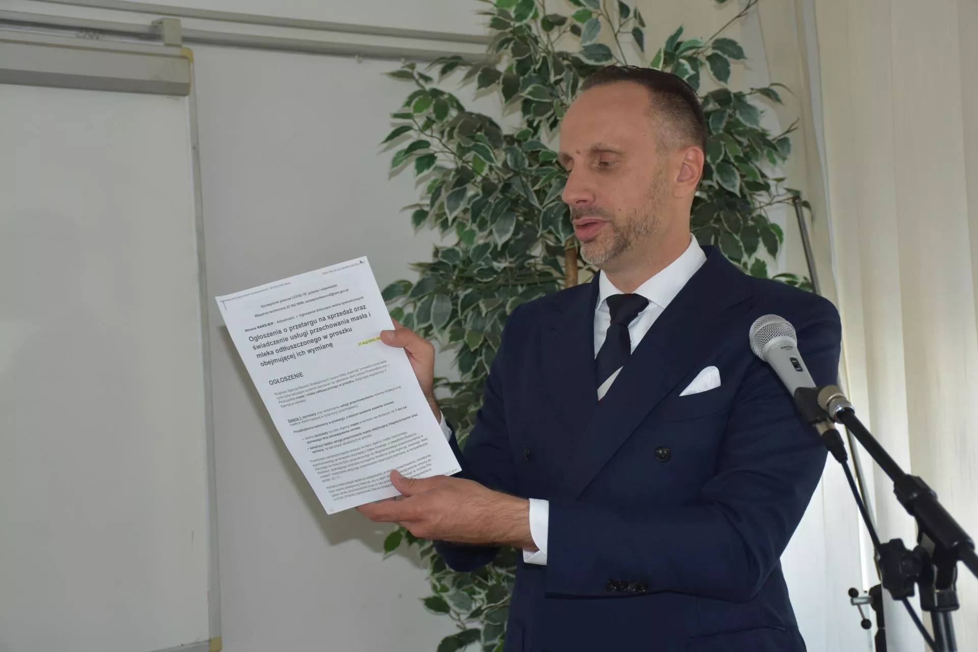 Komisja trójstronna rolników, mleczarni i handlu może rozwiązać problem niskich cen mleka