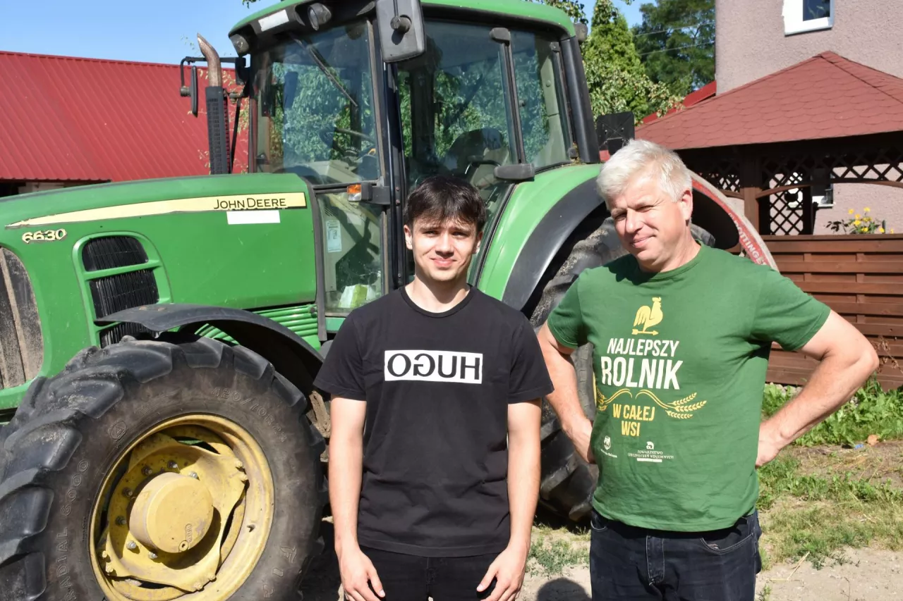 &lt;p&gt;Zdaniem Krzysztofa Szaciło, ubywa gospodarstw mlecznych, a on jest ostatnim producentem mleka na wsi, jednak ma syna, który podziela jego pasję do rolnictwa.&lt;/p&gt;