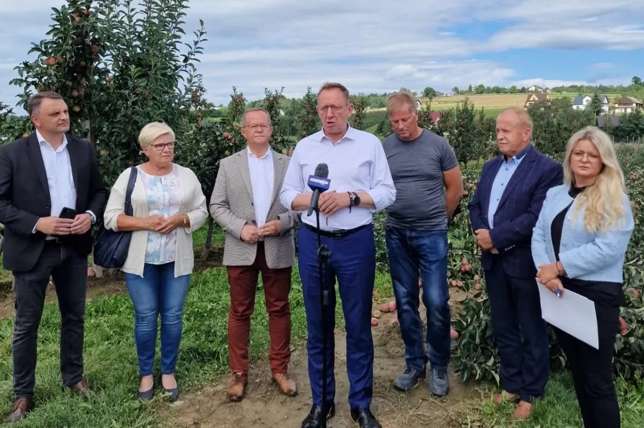 &lt;p&gt;Na początku września minister rolnictwa Robert Telus złożył wizytę w uszkodzonym sadzie Państwa Majka w miejscowości Zegartowice, w gminie Raciechowice.&lt;/p&gt;
