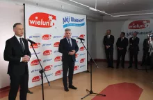 &lt;p&gt;Andrzej Duda, Prezydent RP i Marek Kapica, prezes zarządu SDM w Wieluniu podczas spotkania w zakładzie&lt;/p&gt;