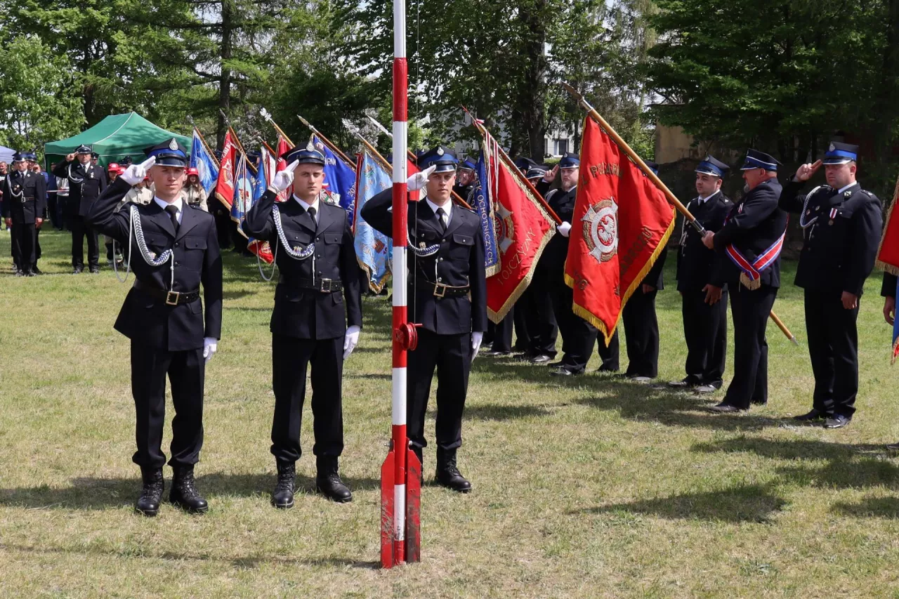 &lt;p&gt;Poczet flagowy podczas uroczystości z okazji stulecia jednostki tworzyli przedstawiciele rodziny Wybranowskich. Od lewej: Daniel, Łukasz i Kamil&lt;/p&gt;