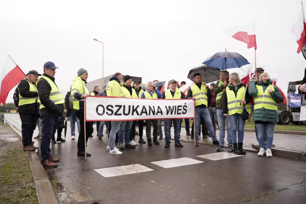 &lt;p&gt;Do protestu dołączyli rolnicy z Oszukanej Wsi. Wspierają polskich przewoźników na przejściu granicznym w Korczowej na Podkarpaciu&lt;/p&gt;