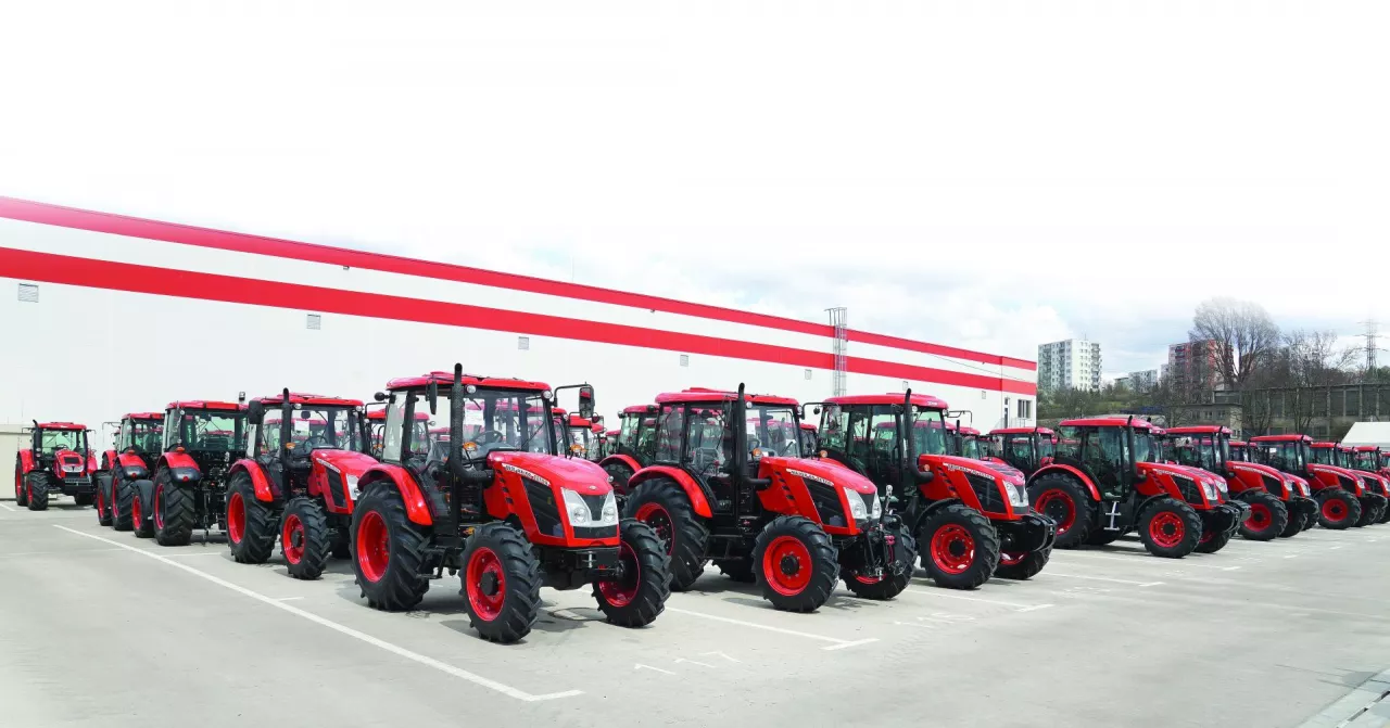 &lt;p&gt;W ubiegłym roku Zetor Tractors zanotował stratę w wysokości 102,9 miliona koron (ok. 19 mln zł). W tym roku strata się zmniejszy i wyniesie około 80 milionów koron (ok. 14 mln zł).&lt;/p&gt;