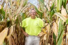 &lt;p&gt;David Hula, mieszkaniec Charles City w stanie Wirginia ciągle poprawia światowe rekordy plonowania kukurydzy. W 2019 r. dokonał tego po raz czwarty pokonując pułap 600 buszli z akra. Hodowcy i rekordzista twierdzą, że potencjał plonowania obecnych mieszańców kukurydzy oscyluje na poziomie 800-850 buszli z akra, a to daje możliwość bicia kolejnych rekordów&lt;/p&gt;