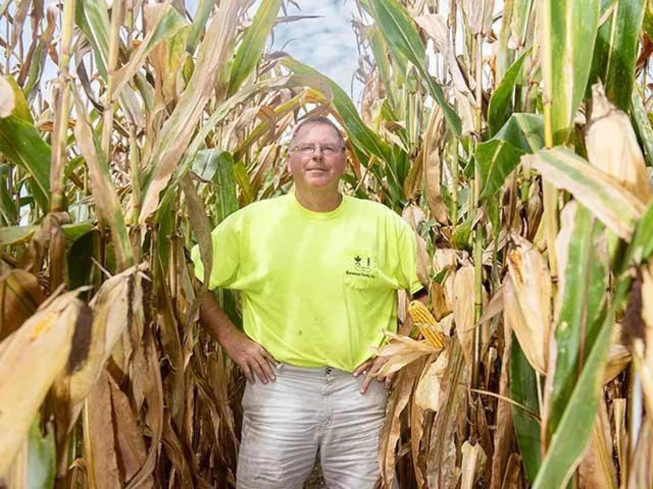 &lt;p&gt;David Hula, mieszkaniec Charles City w stanie Wirginia ciągle poprawia światowe rekordy plonowania kukurydzy. W 2019 r. dokonał tego po raz czwarty pokonując pułap 600 buszli z akra. Hodowcy i rekordzista twierdzą, że potencjał plonowania obecnych mieszańców kukurydzy oscyluje na poziomie 800-850 buszli z akra, a to daje możliwość bicia kolejnych rekordów&lt;/p&gt;