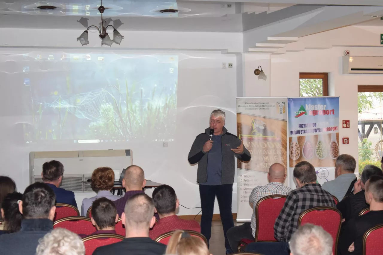 &lt;p&gt;Radosław Romanowski, rolnik postanowił podzielić się z uczestnikami spotkania swoim 3-letnim doświadczeniem w uprawie soi, spróbował z ciekawości na kilku hektarach, w kolejnym roku posiał 20 ha, w zakończonym sezonie miał 33 ha soi, a na kolejny sezon przygotowuje pod uprawę soi już 45 ha&lt;/p&gt;
