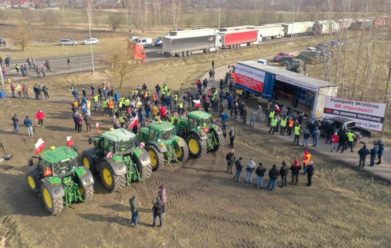 &lt;p&gt;Rolnicy blokują kolejną granicę z Ukrainą. Żądają wypłaty dopłat bezpośrednich. ”Zostaliśmy wprowadzeni w błąd”&lt;/p&gt;