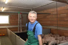 &lt;p&gt;Janusz Wojtczak wraz z synem Bartoszem zajmują się produkcją trzody chlewnej. Prowadzą rodzinną spółkę Inter-Agri w Zaworach, utrzymując łącznie 2,3 tys. loch.&lt;/p&gt;