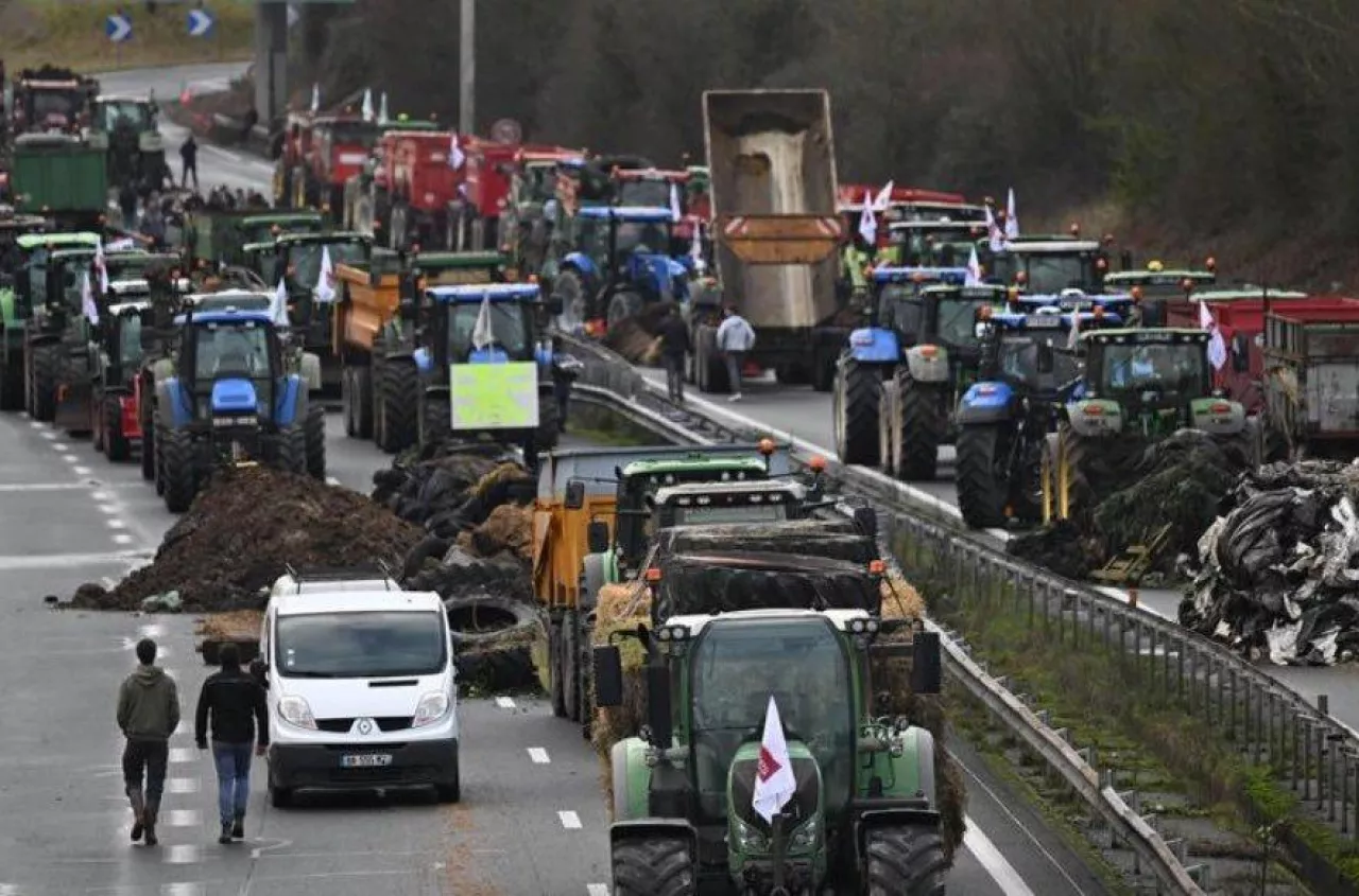 Vives protestations des agriculteurs en France et en Italie. Les tracteurs bloquent les tunnels et les autoroutes