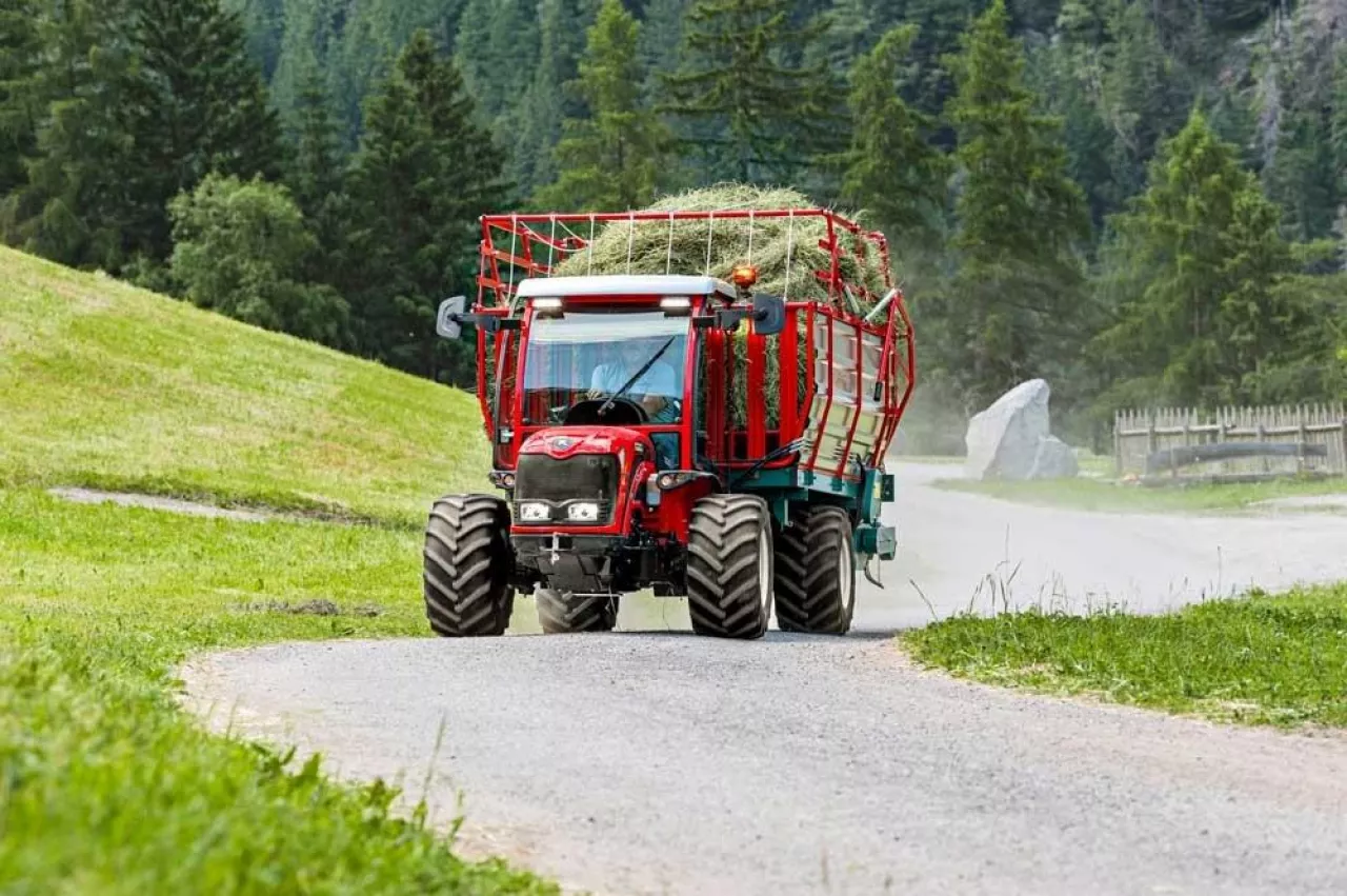 ciagnik z platformą załadunkową