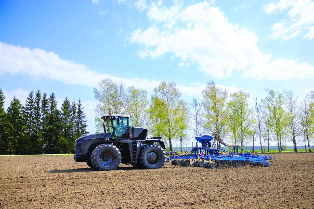 Wyjątkowe w traktorach Auga M1 jest to, że na jednym tankowaniu biometanu są w stanie pracować non stop nawet przez 12 godzin.