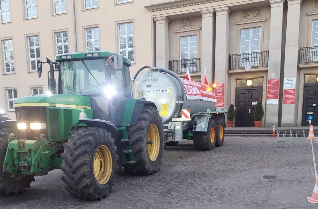 &lt;p&gt;Protest rolników przed urzędem w Koszalinie.&lt;/p&gt;
