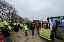 Rolnicy z okolic Namysłowa zablokowali traktor z talerzówką na bezumownie użytkowanym polu