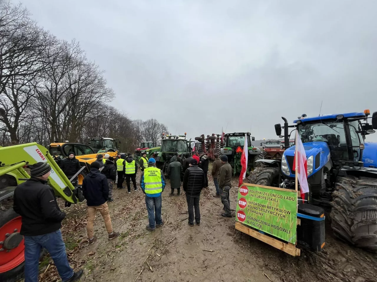 Rolnicy z okolic Namysłowa zablokowali traktor z talerzówką na bezumownie użytkowanym polu