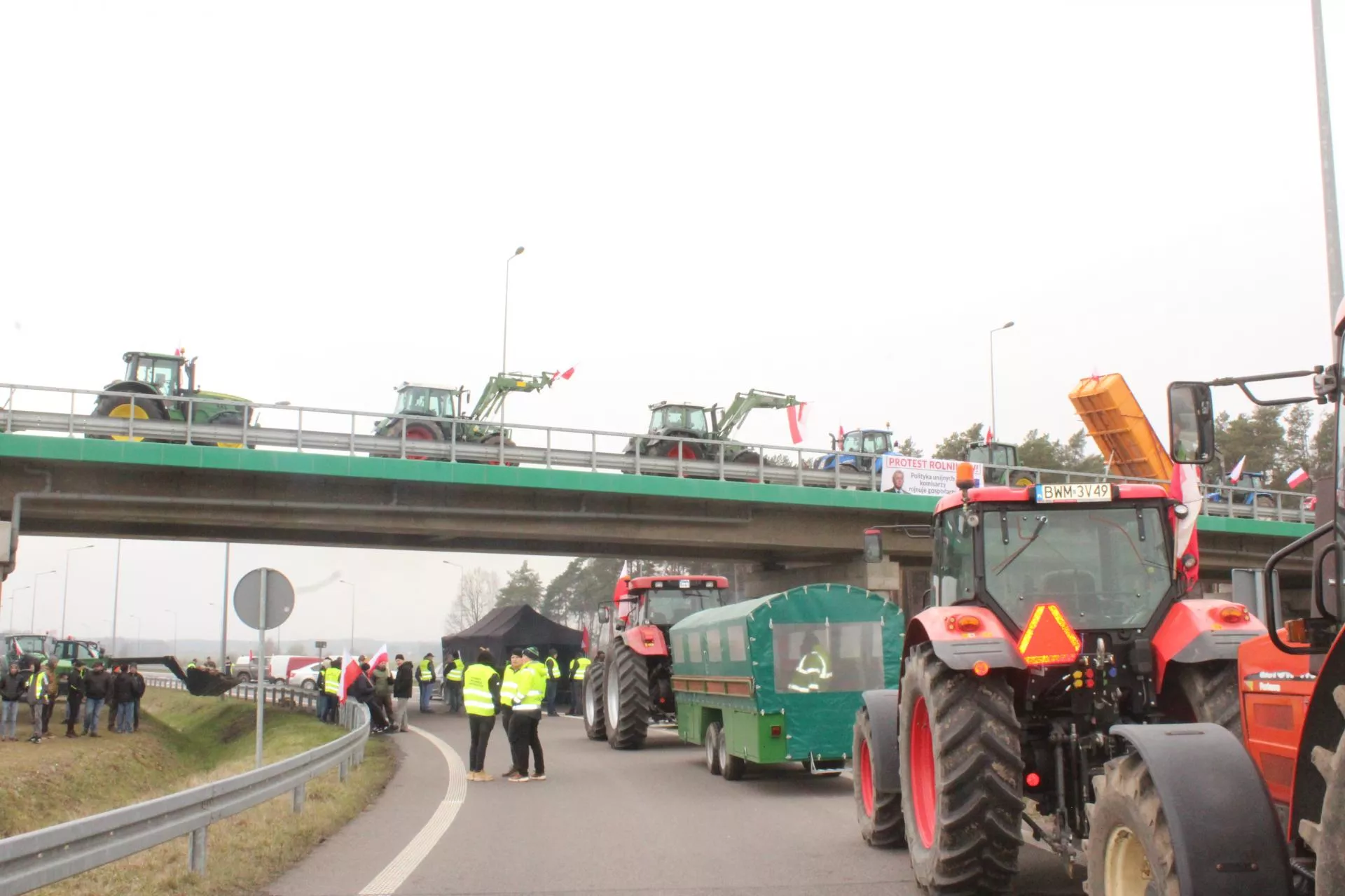 Rolnicy z Podlasia zablokowali trasę S8. "Będziemy protestować co tydzień" [FOTO]