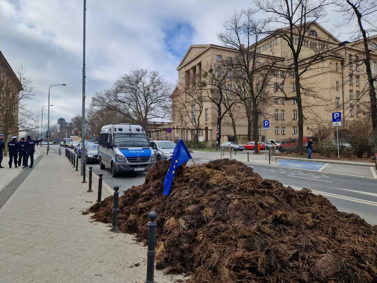 Protest rolników: kupa gnoju wylądowała pod Urzędem Wojewódzkim w Poznaniu