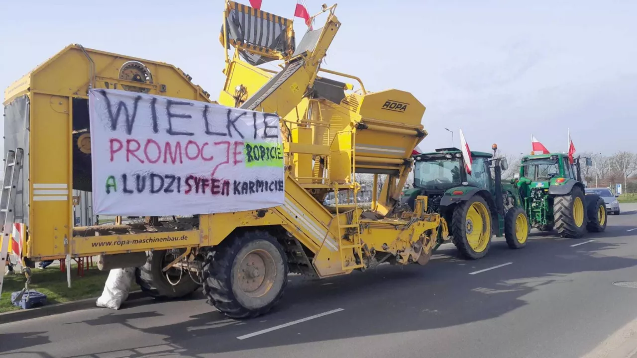 Rolnicy blokują centrum dystrybucyjne Lidla. Ten transparent zabolał sieć [WIDEO]