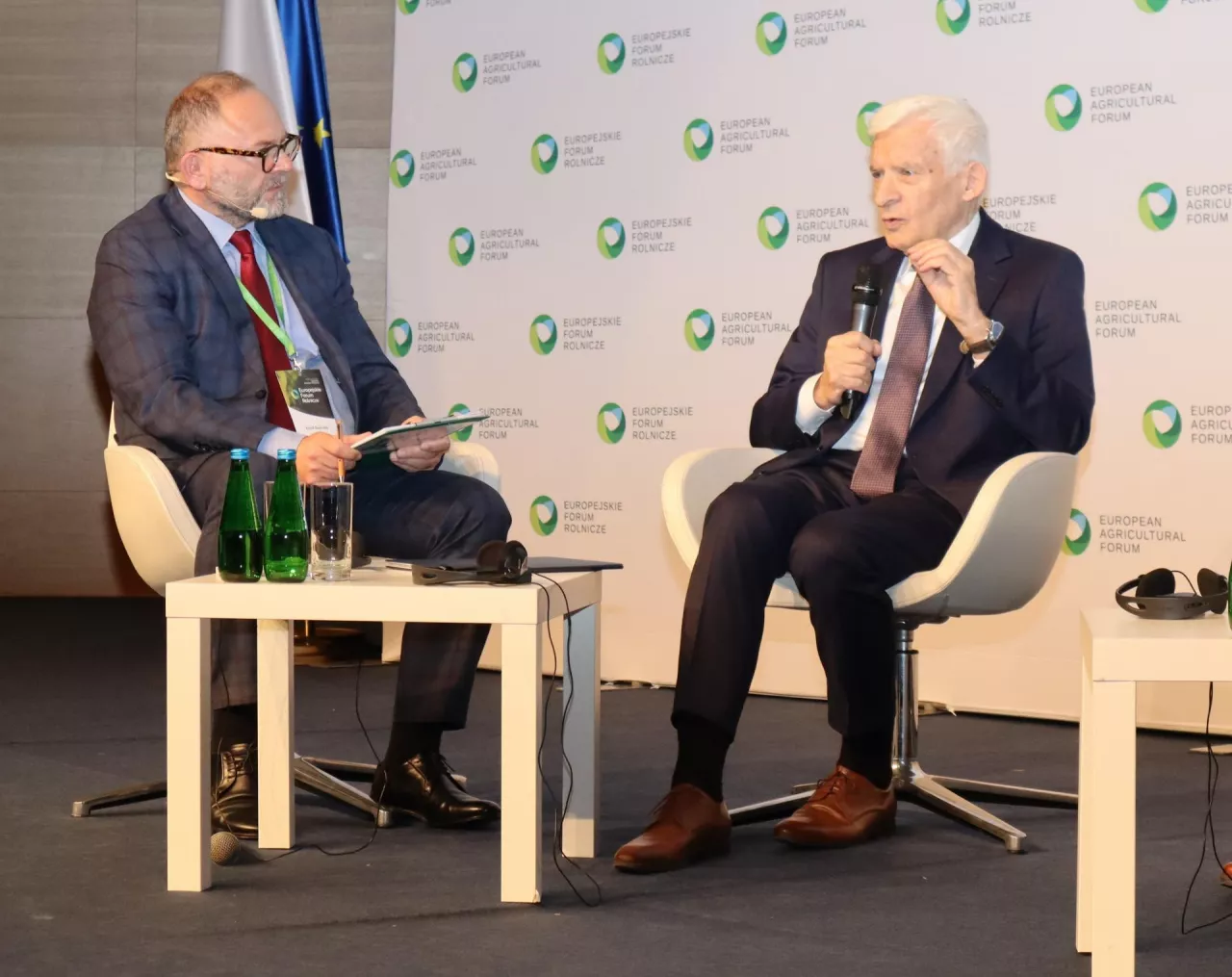Eurodeputowany Jerzy Buzek (z prawej) i Karol Bujoczek, red. naczelny Top Agrar Polska (moderator)
