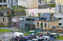 Luty 2024, protest 300 dostawców mleka przed zakładem Armor Protéines w Maen-Roch, należącym do Savencii, przeciw zmuszaniu ich do opuszczenia zrzeszenia grup producenckich