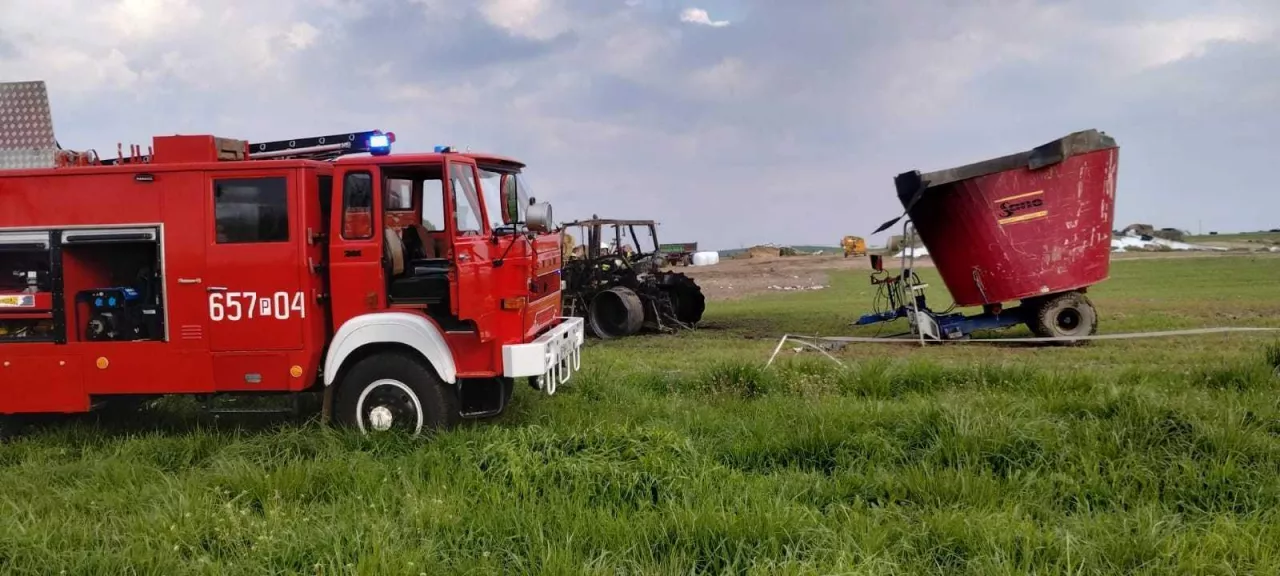 Pożar ciągnika i wozu paszowego w Szamarzewie pod Wrześnią