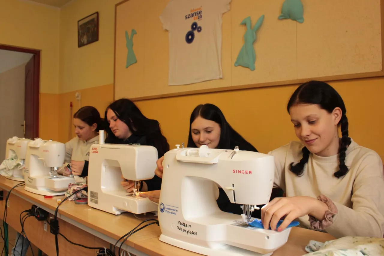 Dziewczyny rozmawiały, ale tylko w przerwach między jednym szwem a drugim. Uczą się z takim zapałem, że spódnice i t-shirty z pewnością nie będą ostatnimi ich dziełami