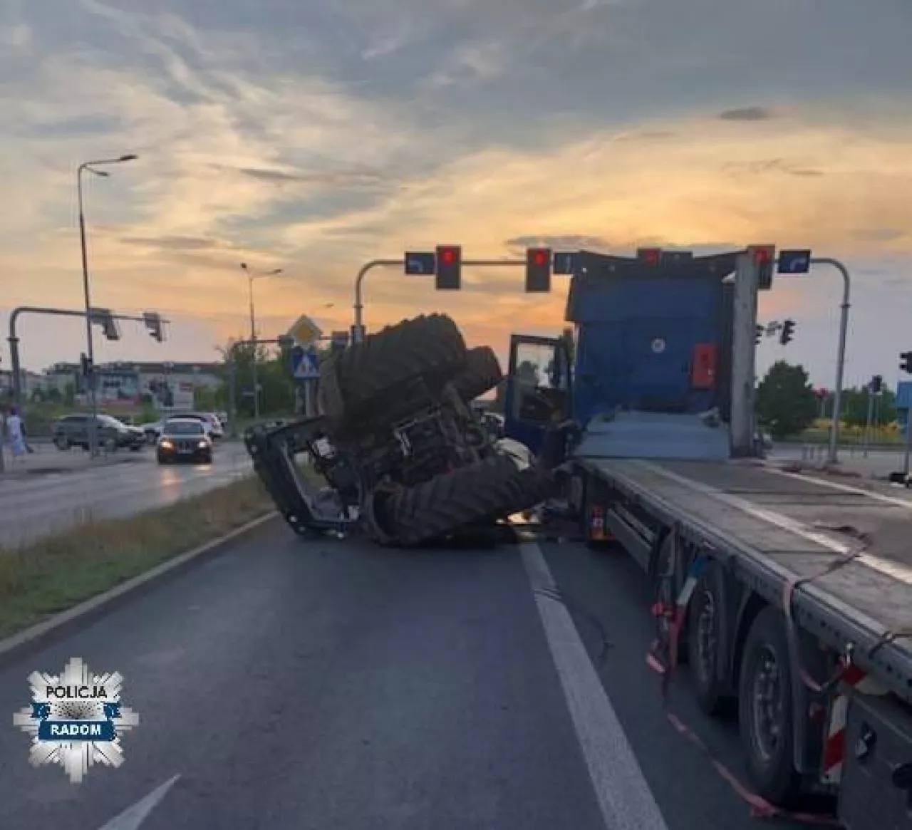 Na skutek nagłego hamowania ciężarówki, z lawety spadł ciągnik rolniczy.