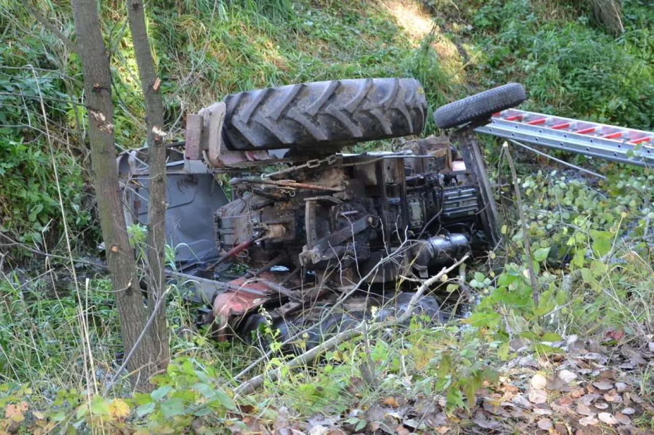 Po wydobyciu 68-latka spod traktora lekarz stwierdził zgon.