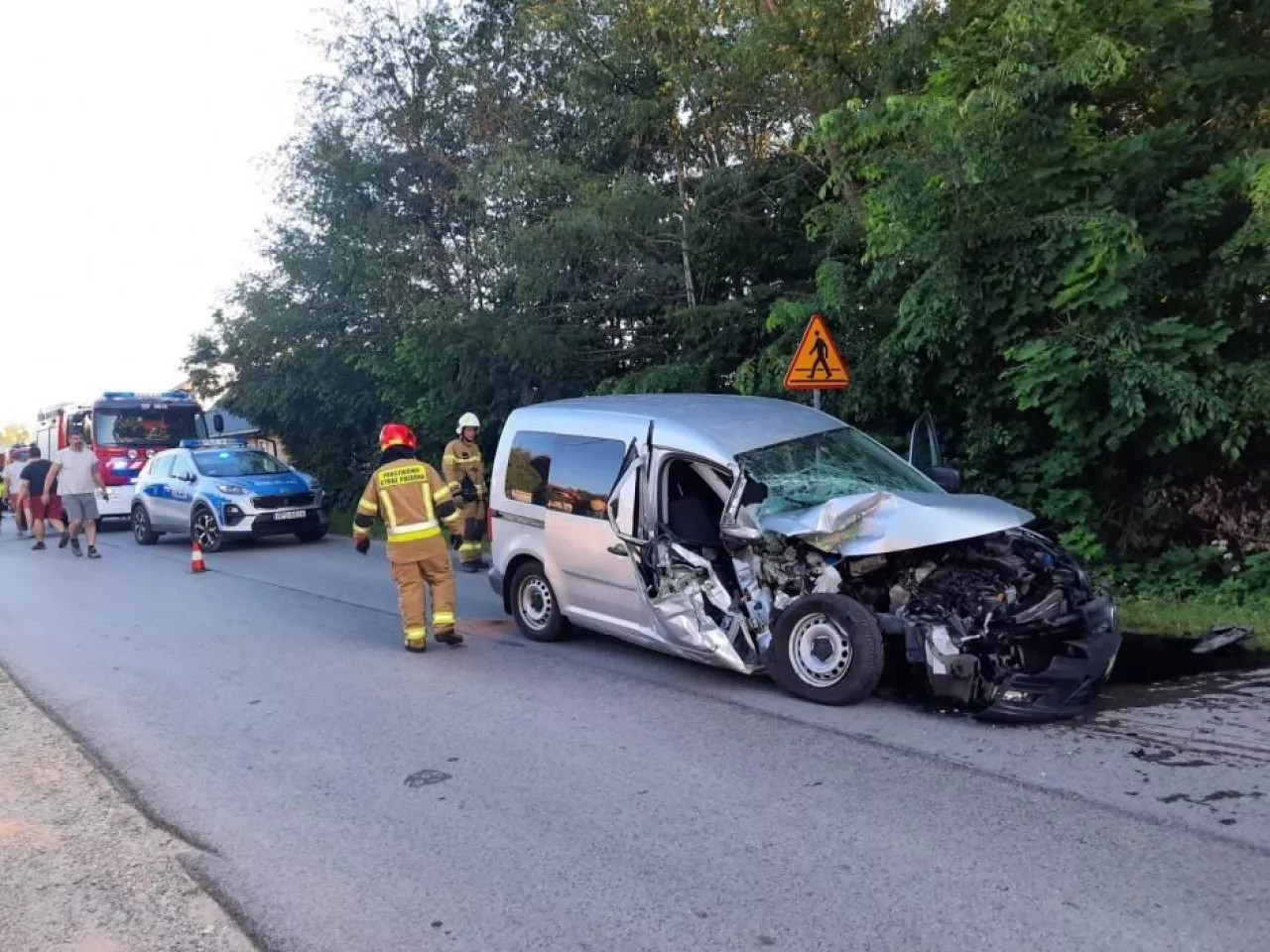 Po zderzeniu z ciągnikiem rolniczym jedna osoba trafiła do szpitala.