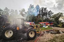 Po dojeździe na miejsce zdarzenia pierwszych zastępów straży pożarnej zastano ciągnik rolniczy objęty całkowicie pożarem.