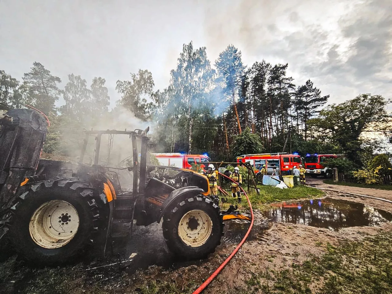 Po dojeździe na miejsce zdarzenia pierwszych zastępów straży pożarnej zastano ciągnik rolniczy objęty całkowicie pożarem.