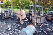 W wyniku pożaru spłonęły m.in. ciągniki rolnicze.