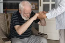 Kiedy zamierzasz przeprowadzić jakąś czynność z chorym na Alzheimera czy demencję, informuj co zamierzasz i o na bieżąco o tym, co robisz