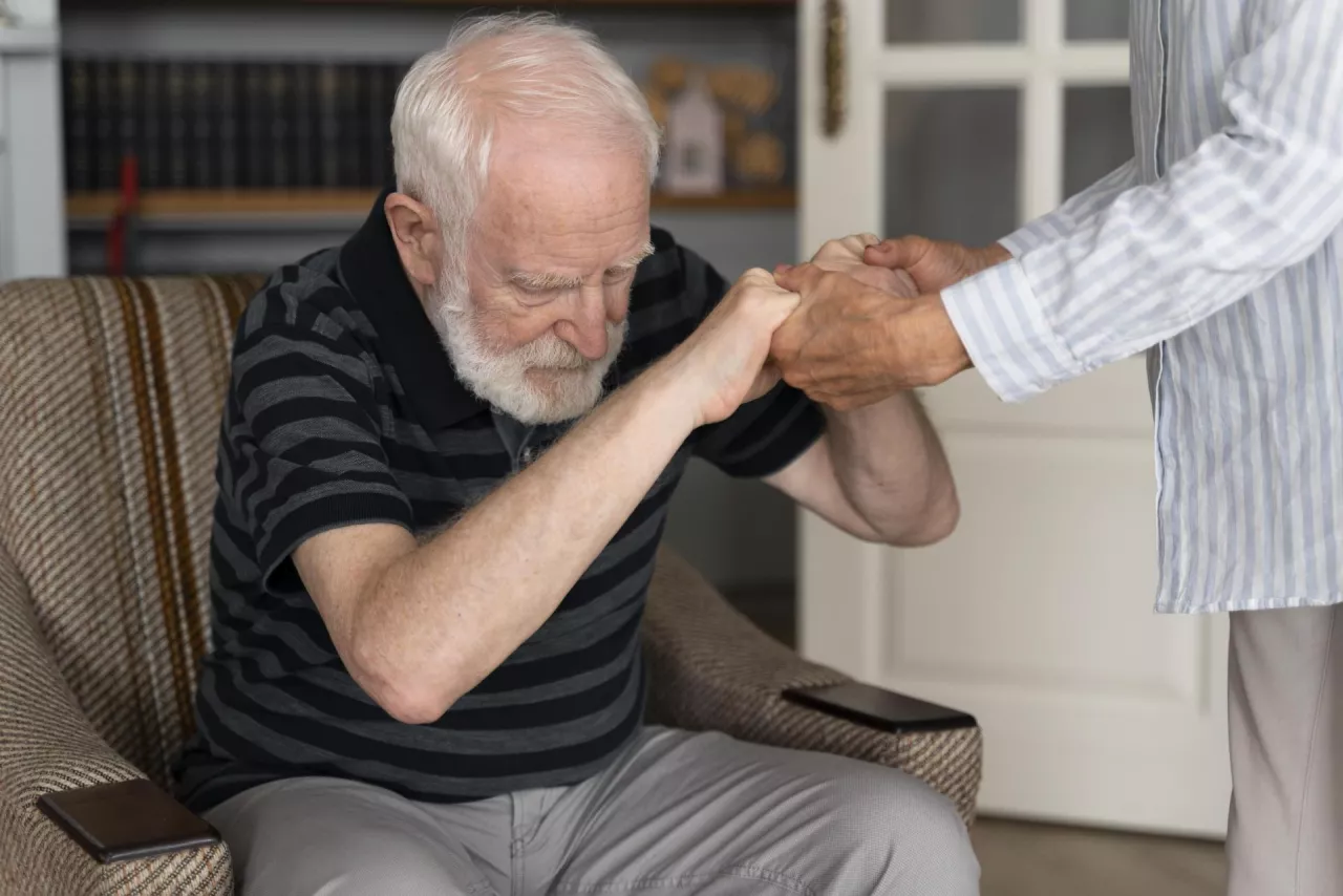 Kiedy zamierzasz przeprowadzić jakąś czynność z chorym na Alzheimera czy demencję, informuj co zamierzasz i o na bieżąco o tym, co robisz