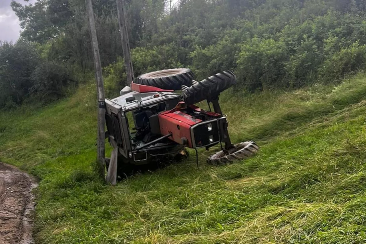 Traktorzysta ratował się ucieczką ze staczającego się ciągnika rolniczego.