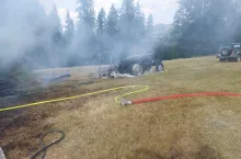Ciągnik zapalił się w trudnodostępnym terenie.