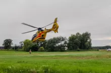 Ciężko ranny mężczyzna został zabrany do szpitala helikopterem LPR.
