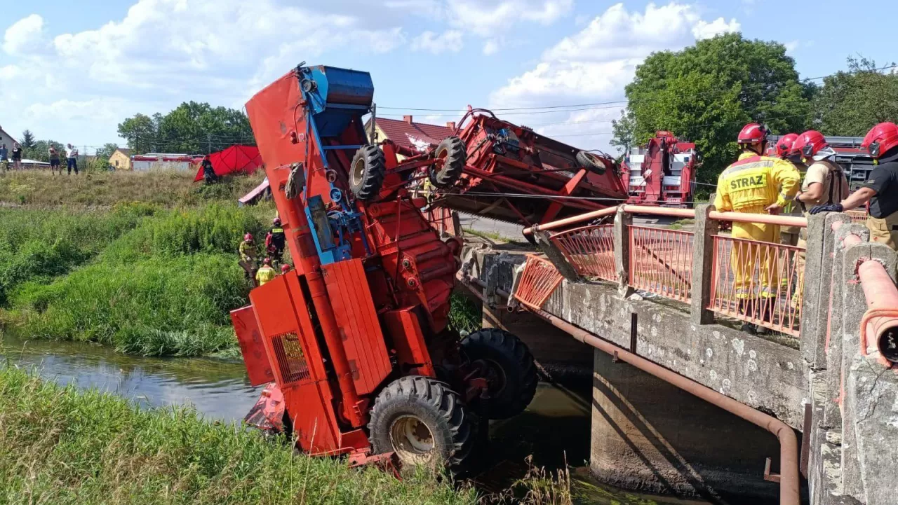 Kombajnista zawisł na moście.