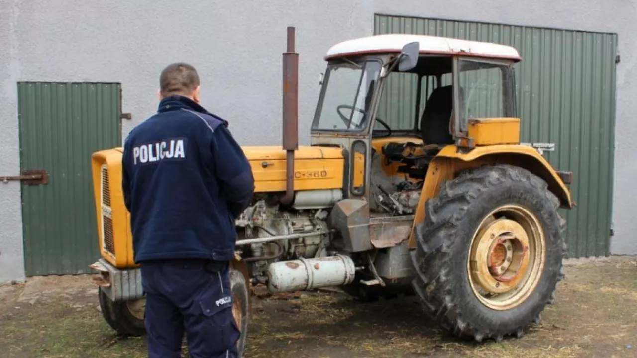 Złodziej potrzebował jakoś dostać się do sklepu, więc ukradł ciągnik rolniczy.