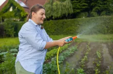 Rośliny w ogrodzie też źle znoszą upały i suszę. Jak im pomagać?