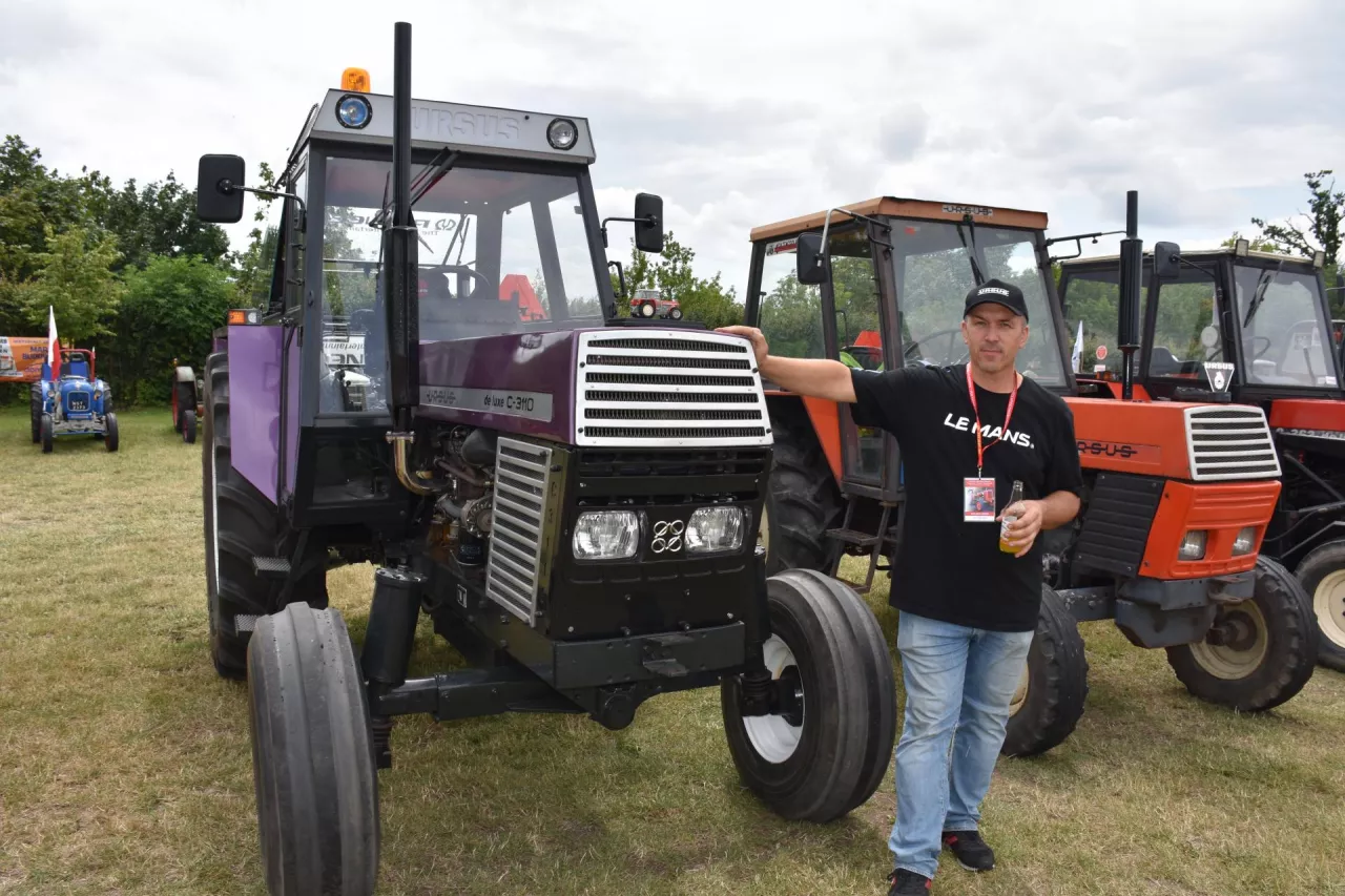 Ursus C-3110 de luxe przyjechał do Polski w wigilię. Został wyprodukowany w 1977 r i ma arówno niecodzienny kolor jak i wyposażenie.